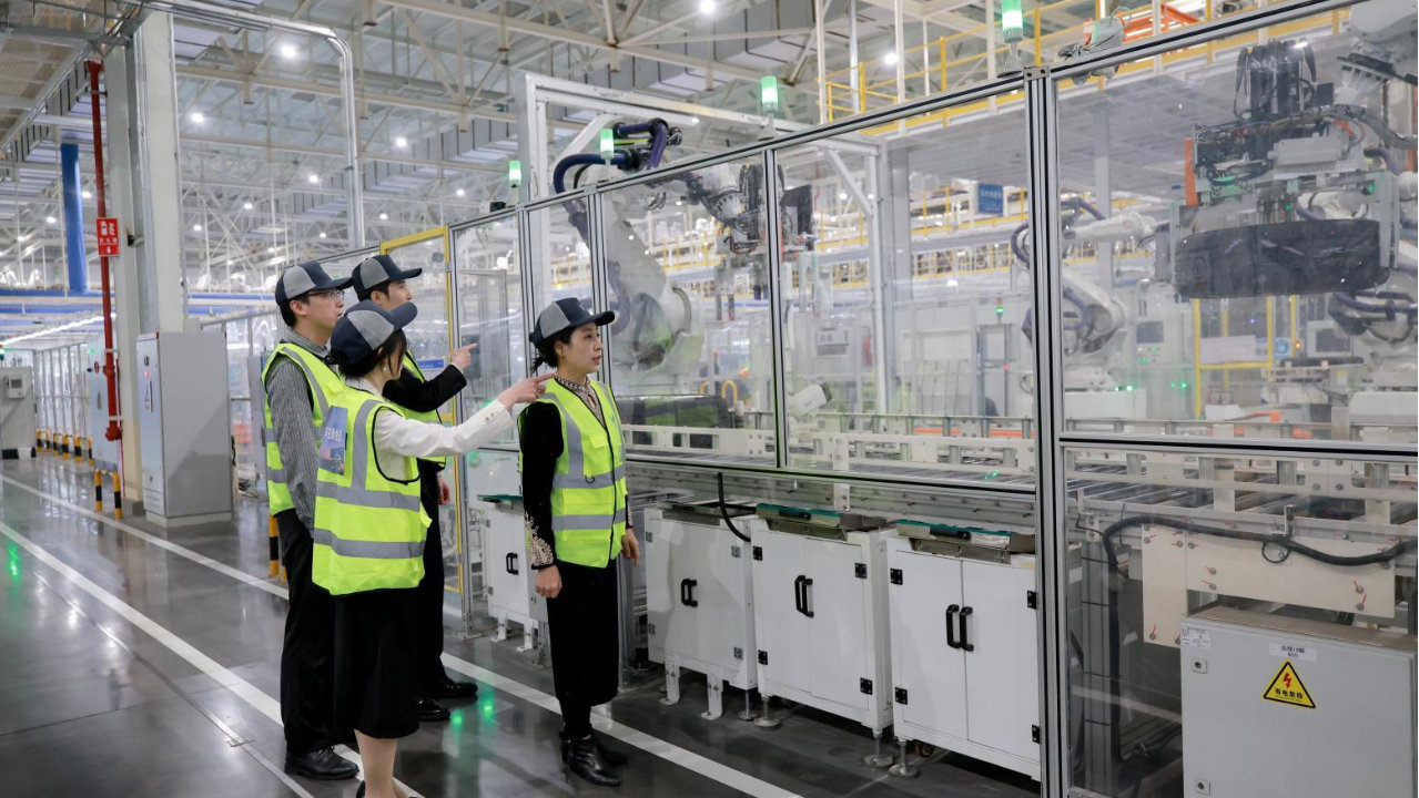 岚图泰山首批车主探秘云峰工厂，见证华系新旗舰的品质底气