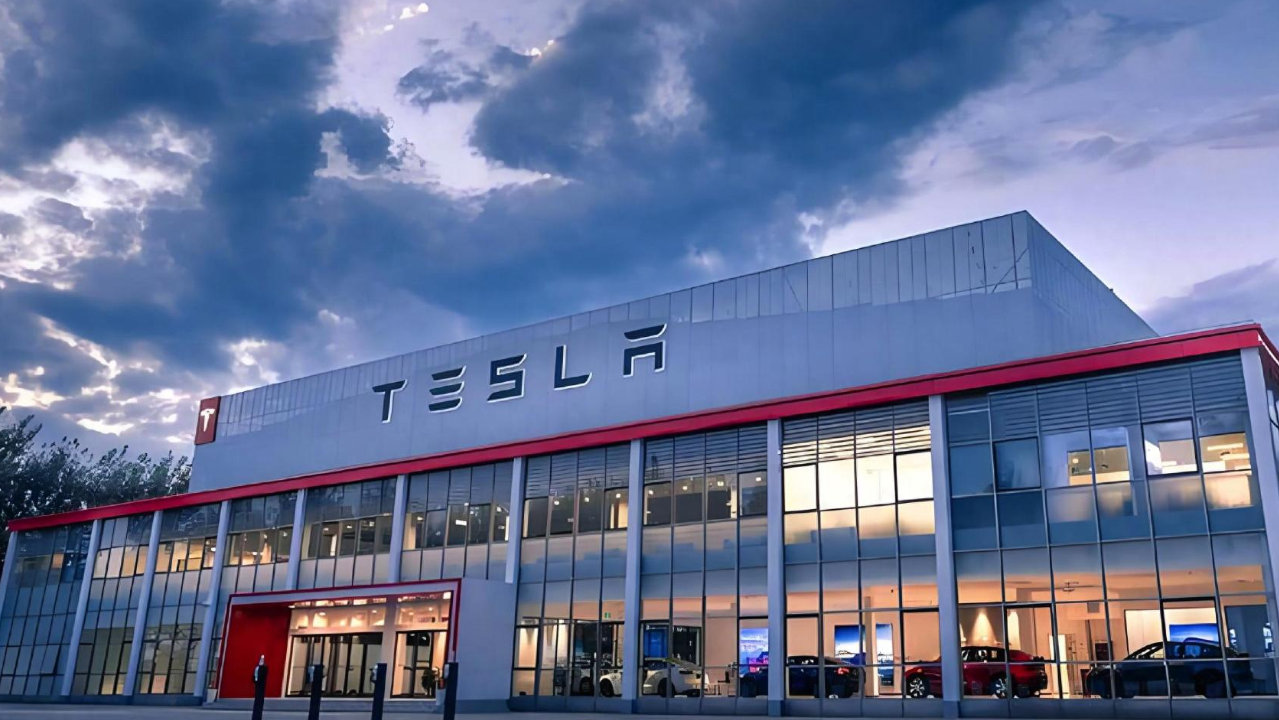 特斯拉的两张面孔：钢铁侠的工业奇迹，与门店里的“人肉电池”