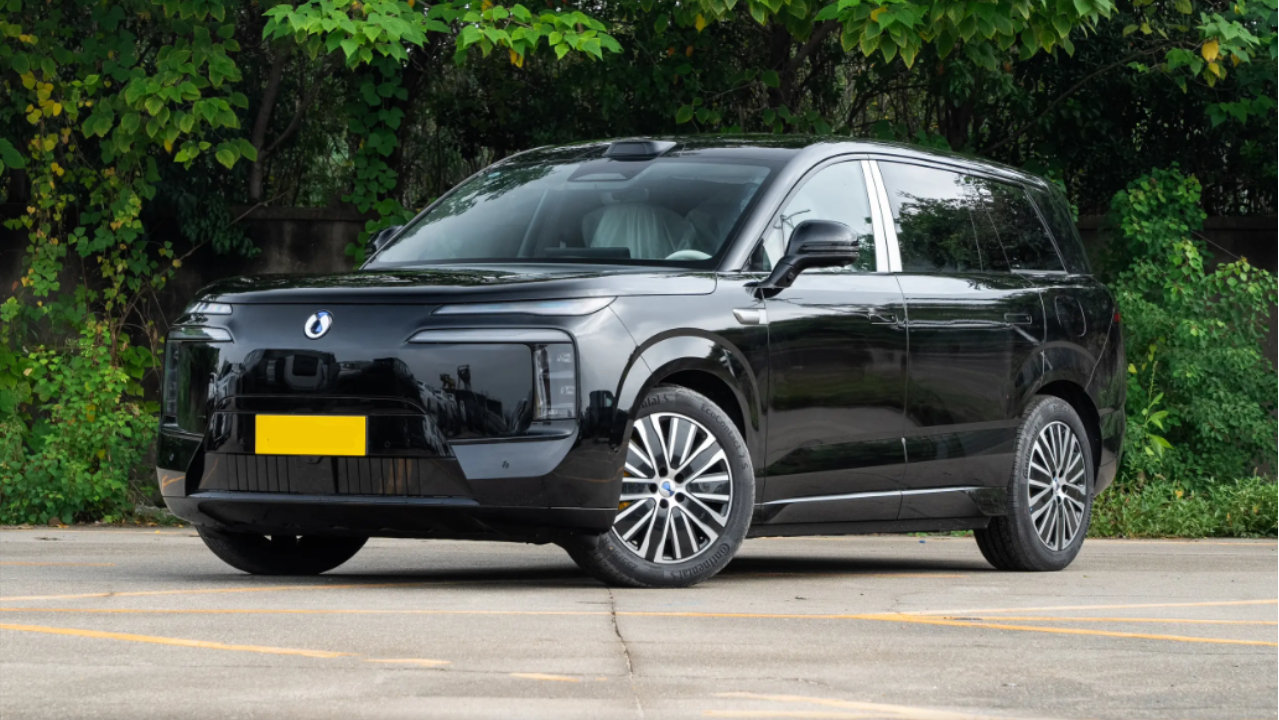 冰雪通勤无压力，3.9秒破百+四驱，腾势N8L家庭出行好搭档！