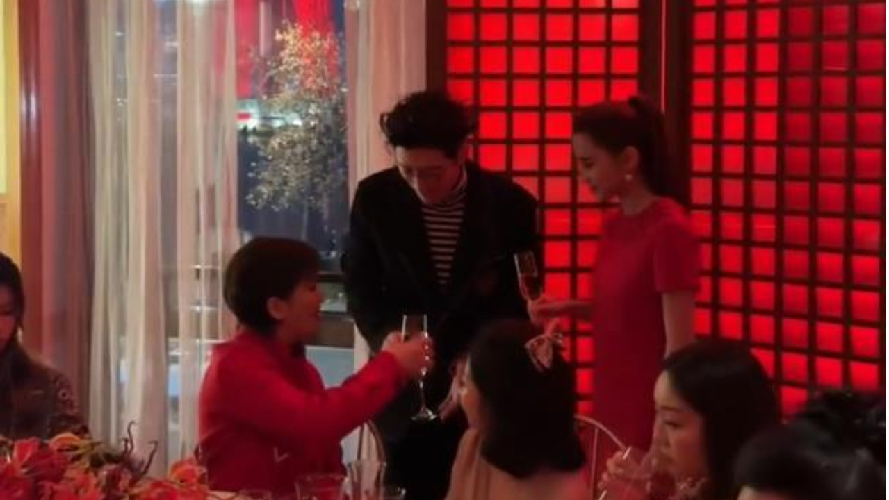 窦骁何超莲向徐帆敬酒，弯腰低身态度恭敬，徐帆全程端坐双手举杯回应