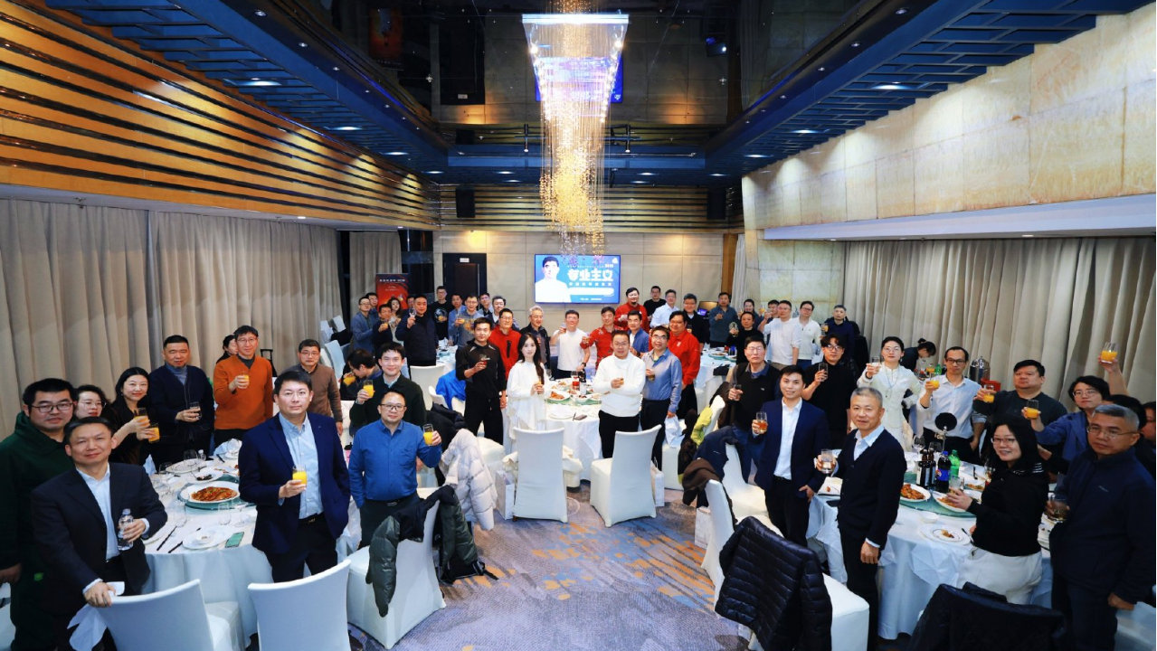 中国AI的下一波浪潮：哪些领域将诞生颠覆性机会？|东哥饭局122期