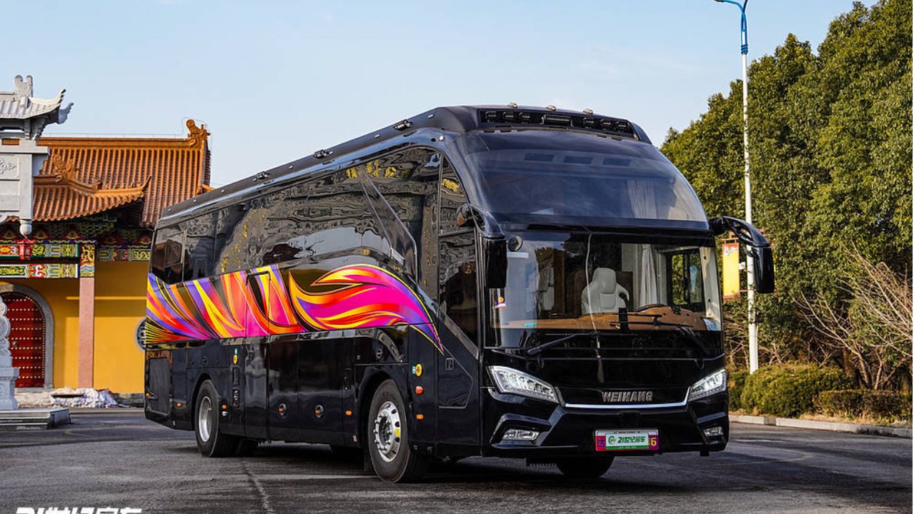 明星老板专属座驾！卫航流浪地球6，12米陆地移动豪宅大巴房车