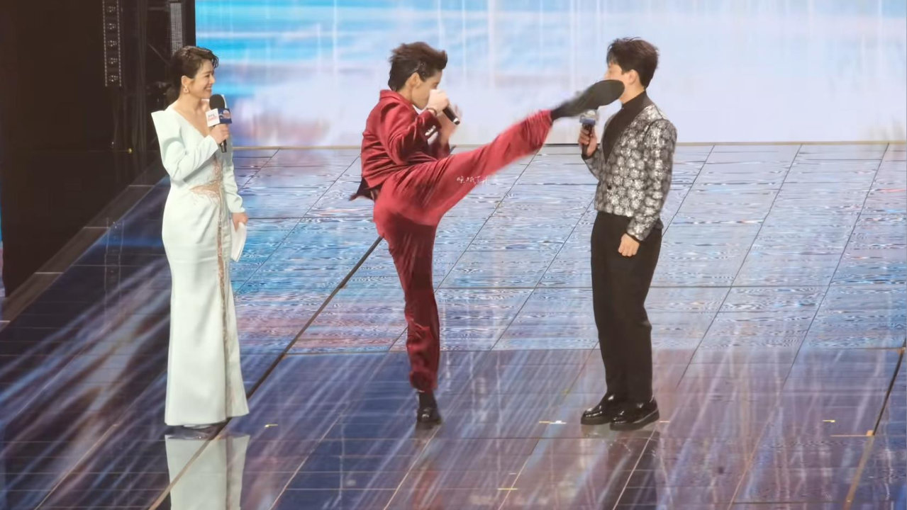 主持人百克力发视频回应“向佐差点踢到主持人的头”