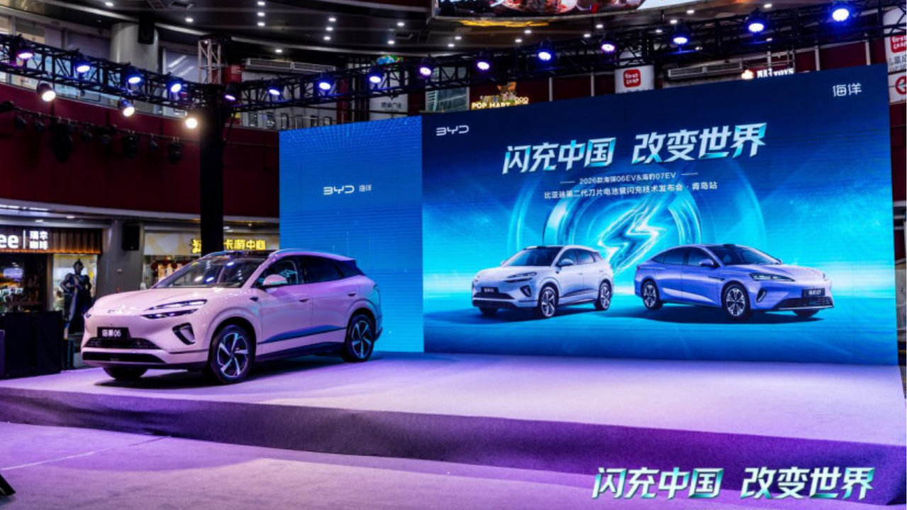 “闪充中国 改变世界”-比亚迪2026款海狮06EV与海豹07EV亮相青岛
