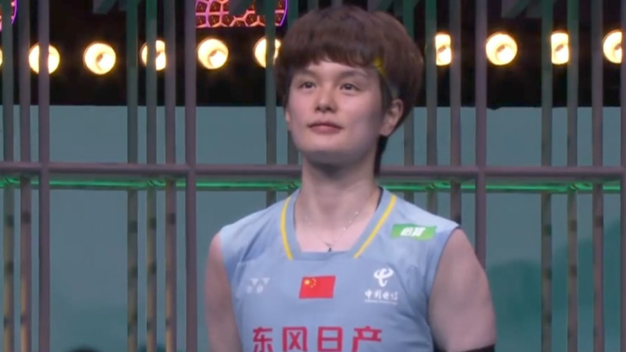 沮丧抿嘴被抓拍！带肩伤鏖战100分钟累到撑展板 王祉怡摘银虽败犹荣