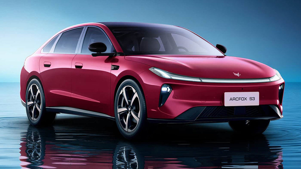 北汽极狐全新中级轿车，外观很年轻运动，车长4916mm，两种动力