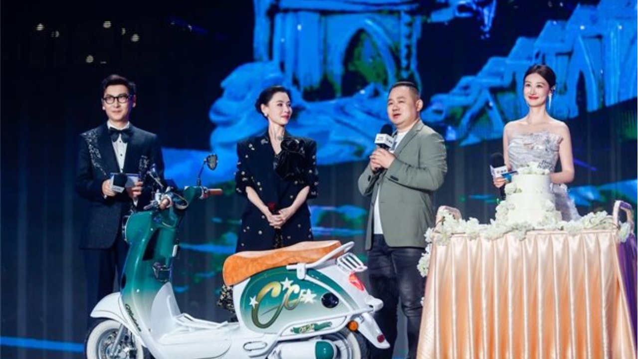 雅迪摩登之夜全球首发四款旗舰，重新定义女性智慧出行新高度