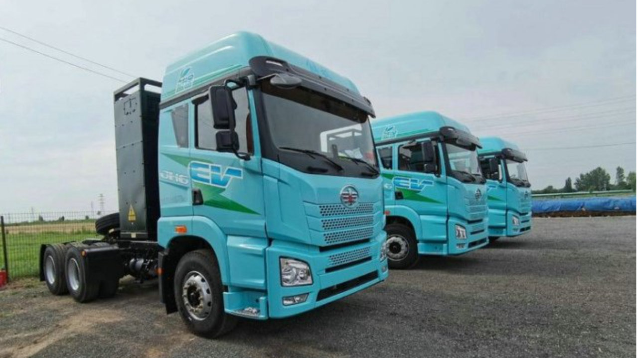 解放第一 徐工/三一争前二 11月新能源牵引车狂飙2万辆再创新高