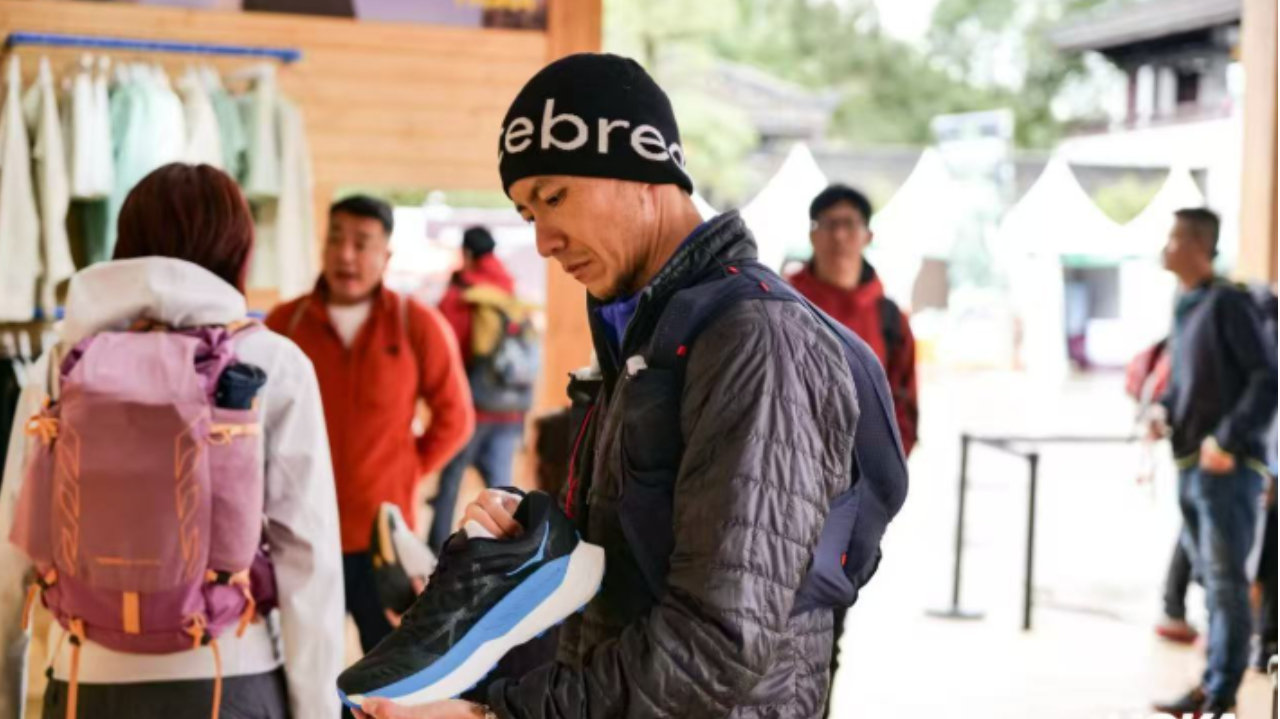 中产跑鞋的王位更替，HOKA正在击穿中国中产的心智