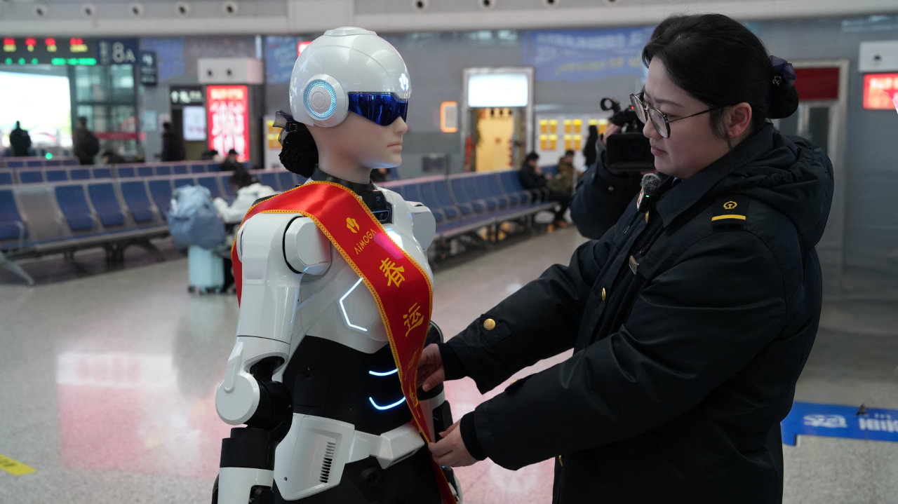 全国首个春运人形机器人志愿者奇瑞墨甲机器人护航2026春运