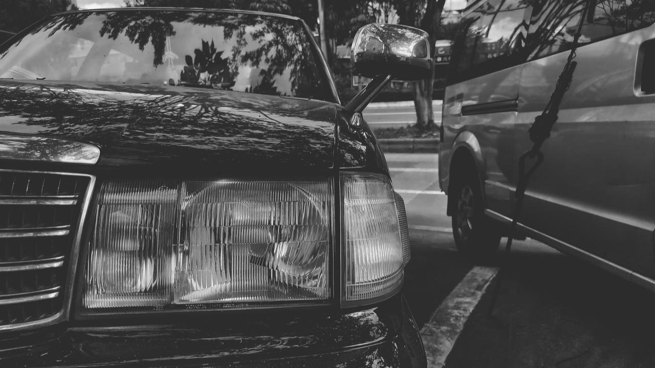 传统燃油车（核心依赖机械部件，检查周期更细致）