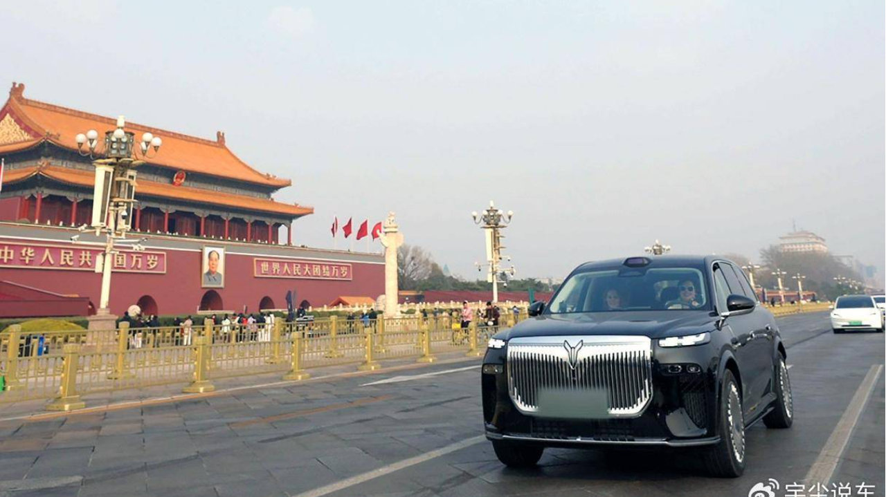 “行走的外交名片”驶入全国两会，岚图汽车彰显中国智造新高度