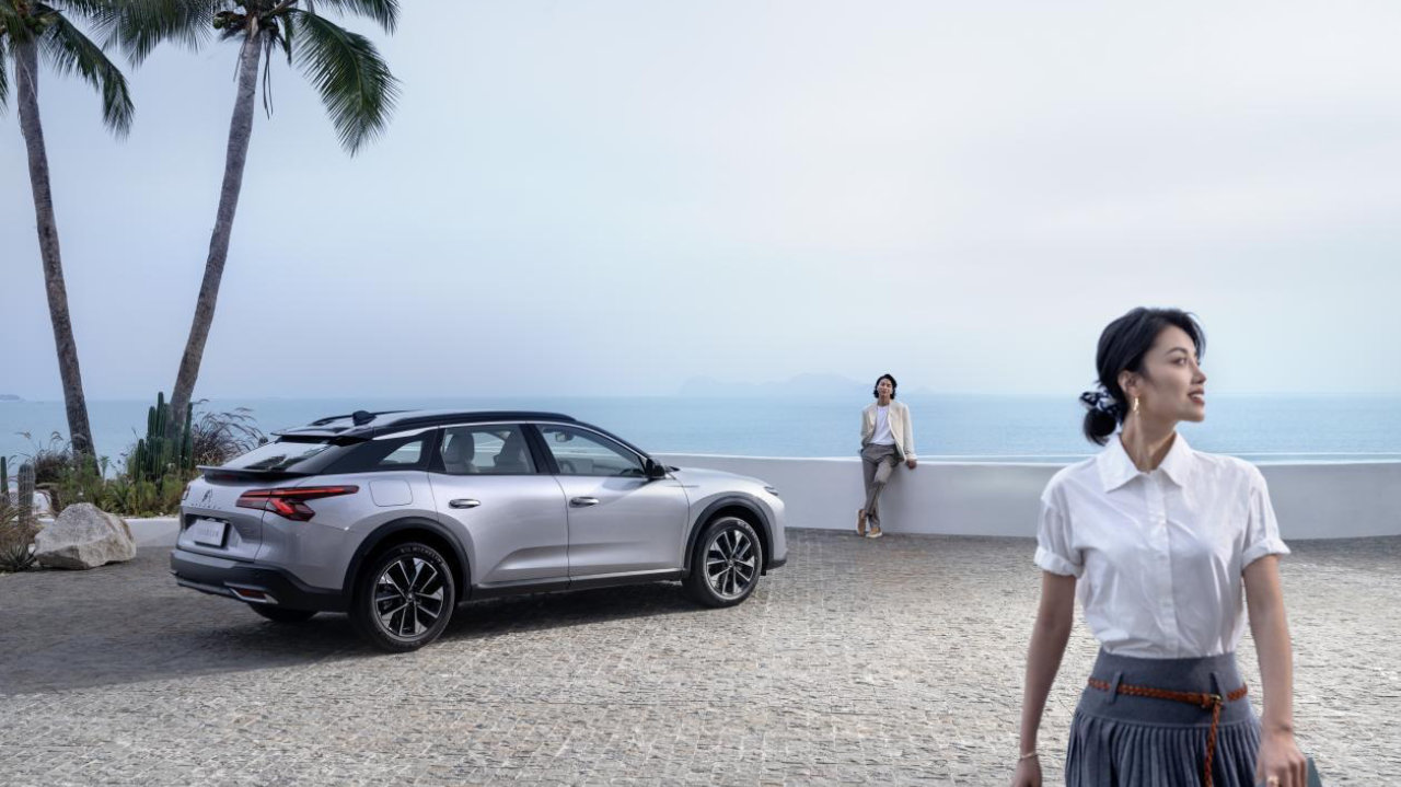 女篮首日开赛 凡尔赛C5 X携手江城球迷为女篮助威