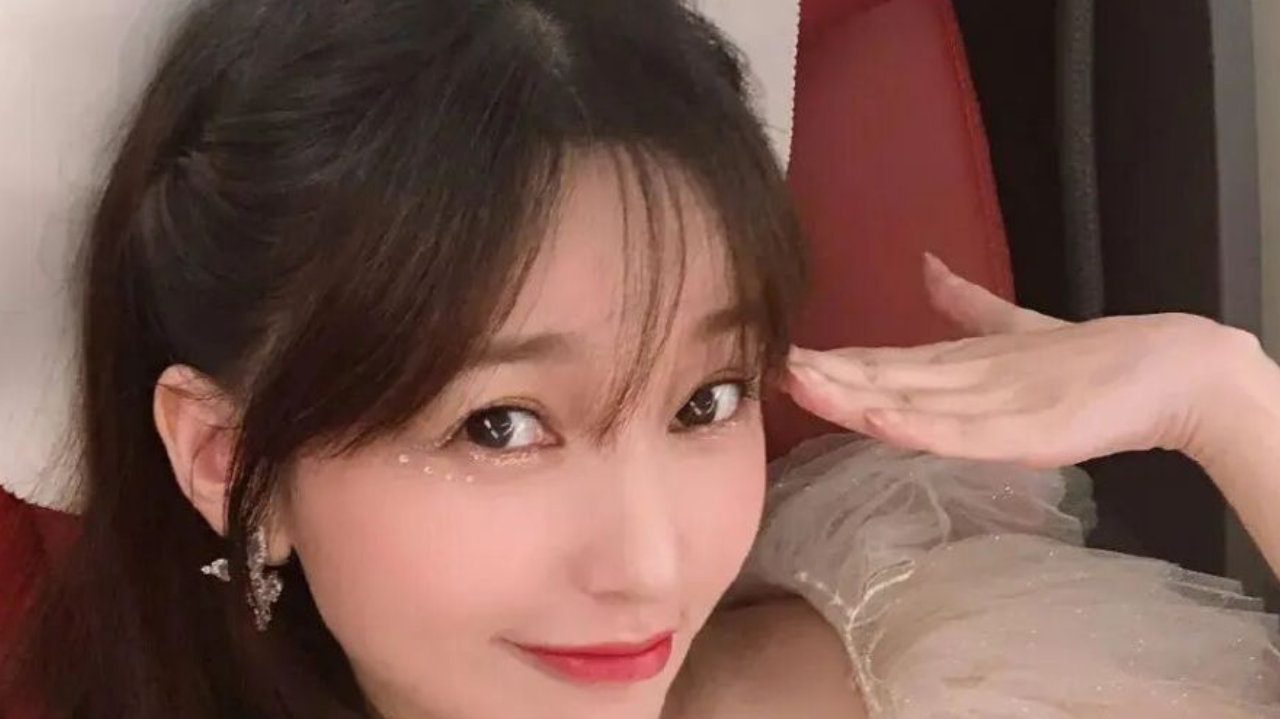 42岁金莎近况曝光！与小17岁男友形影不离，如今在县城商演引争议