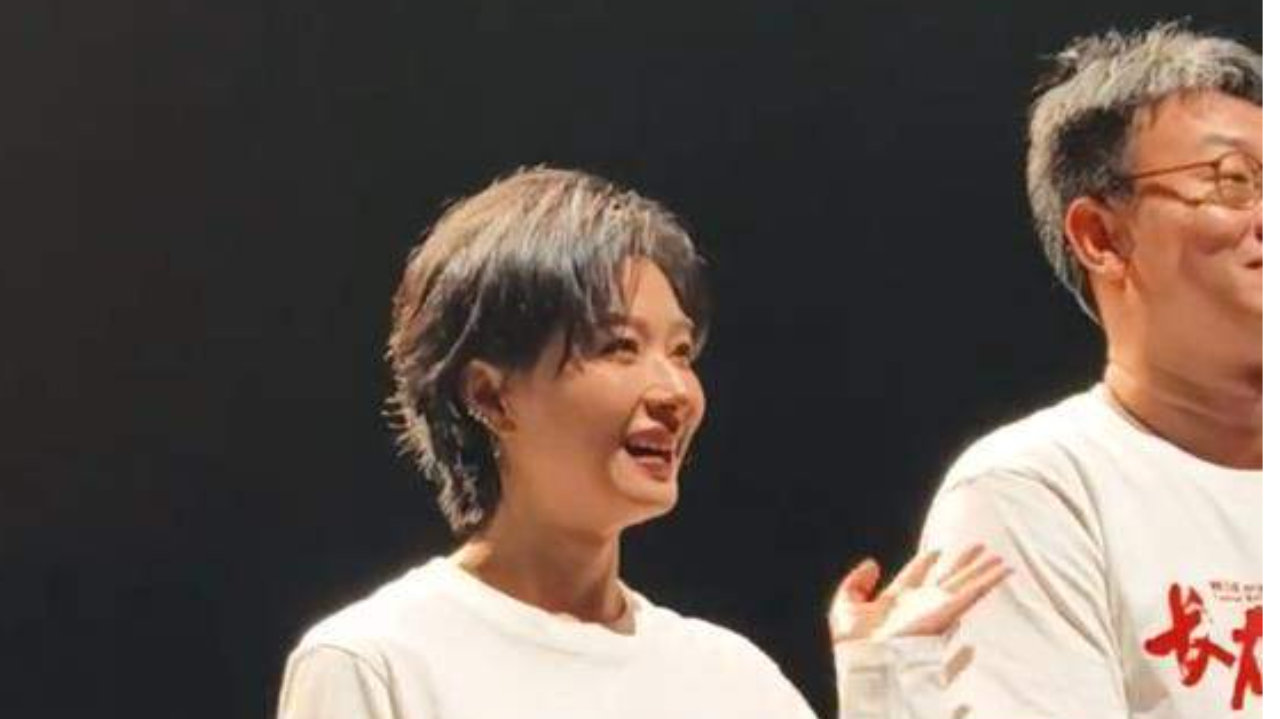 《长夜将尽》首映礼大合影万茜被硬挤到中间！这反应太可爱啦