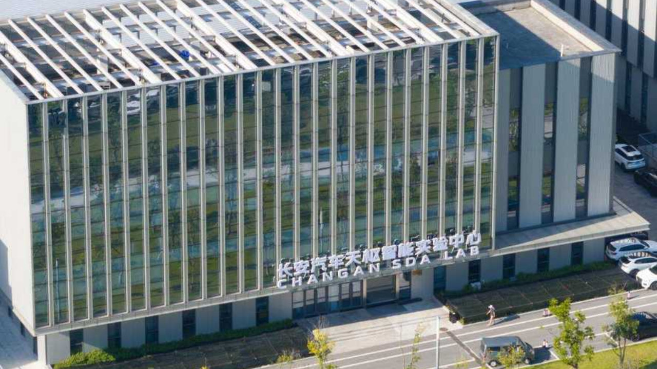 从三次 “第一撞” 到全系标配 长安45载坚守锚定汽车安全本源