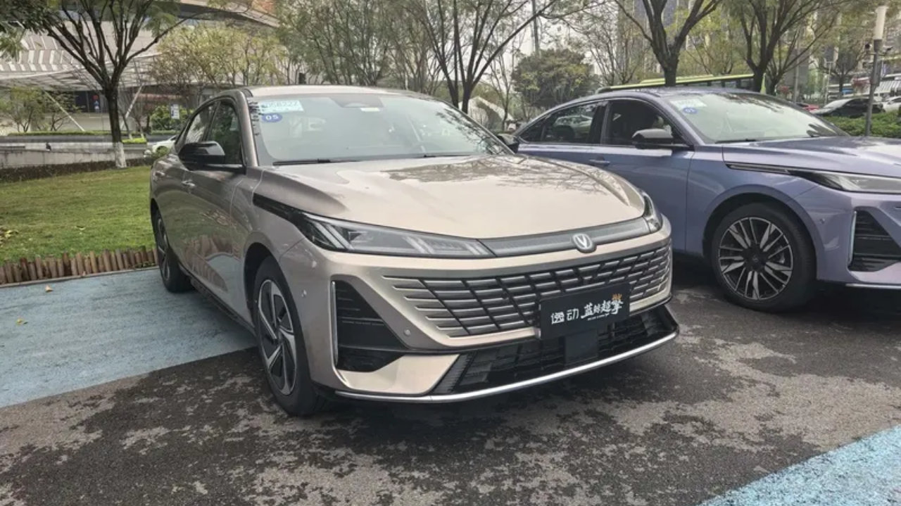 油耗2.5L还不用充电，长安送给日系车“最后一击”？