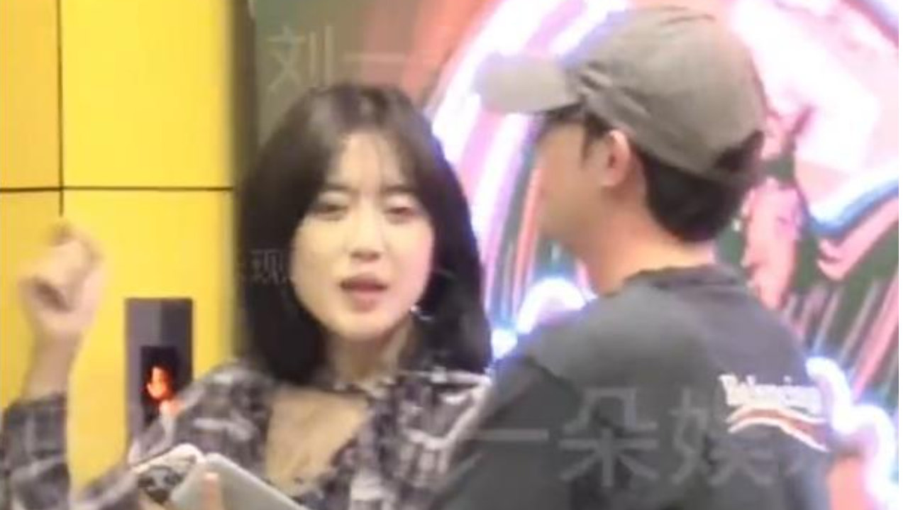 演员王梓薇疑似恋情曝光，与男友街头搂抱热吻