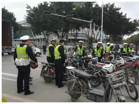 电动摩托双双被限，接娃成难题，专家解释后，车主愈加气愤：凭啥