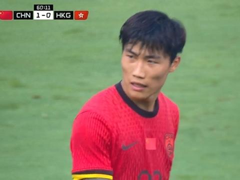 太着急了！谢文能禁区外左脚起脚远射，皮球高出横梁