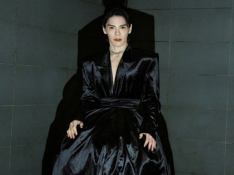 向佐红毯造型引热议，10cm高跟鞋配裙子现场变裤子