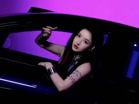 王玉雯暗夜紫造型亮相智界R7，搭载诺贝尔奖MOFs材料