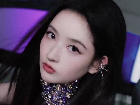 王玉雯穿紫色闪钻裙亮相，搭配暗夜紫智界R7