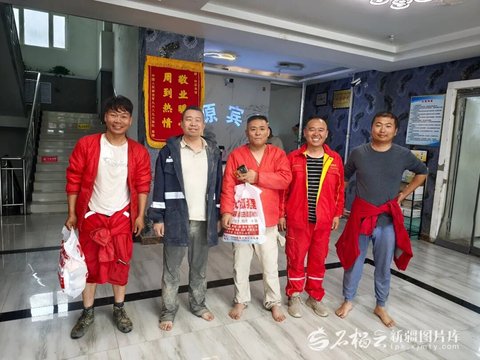 越野车遇山洪坠河，牧民袜子接绳救人！后续来了