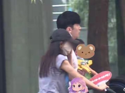 刘芮麟与妻子公园带娃，一家三口同框