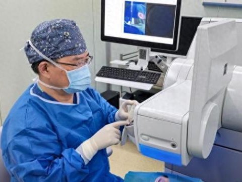 单眼激光扫描仅需10秒，九院启用新一代机器人全飞秒屈光诊疗设备