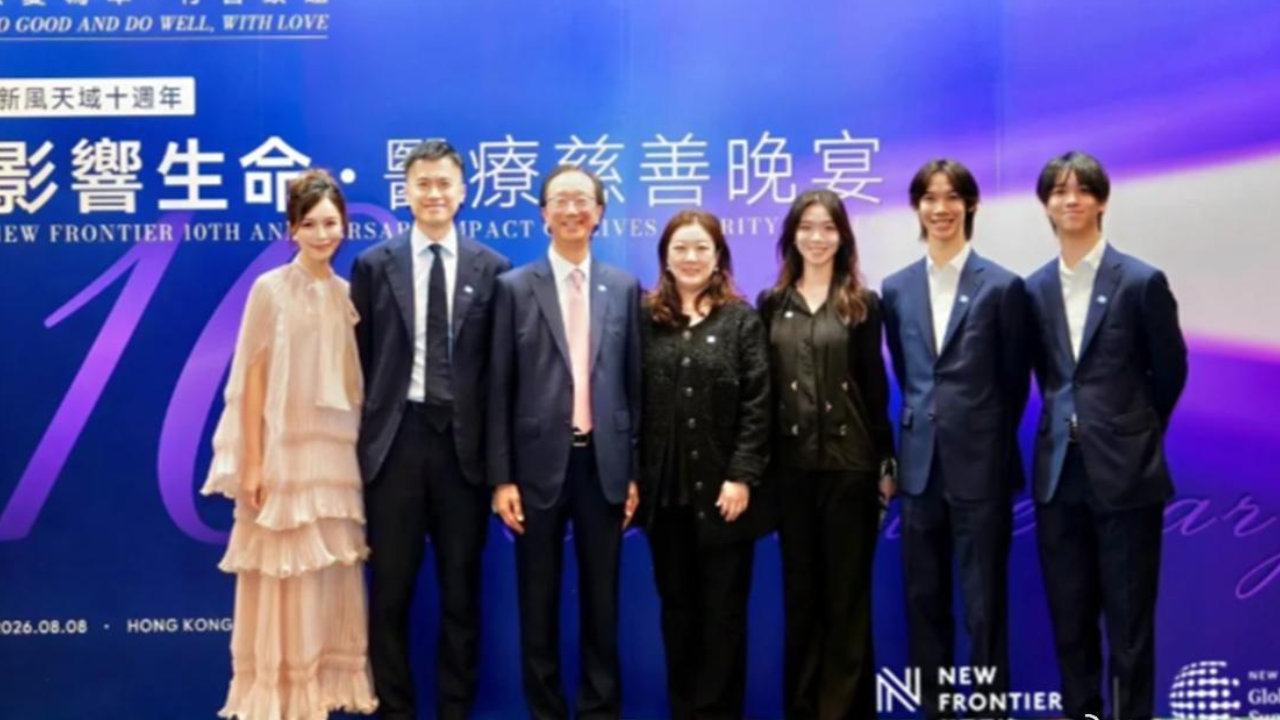 伏明霞一家五口参加晚宴，48岁的她完全富婆样，23岁大女儿好漂亮