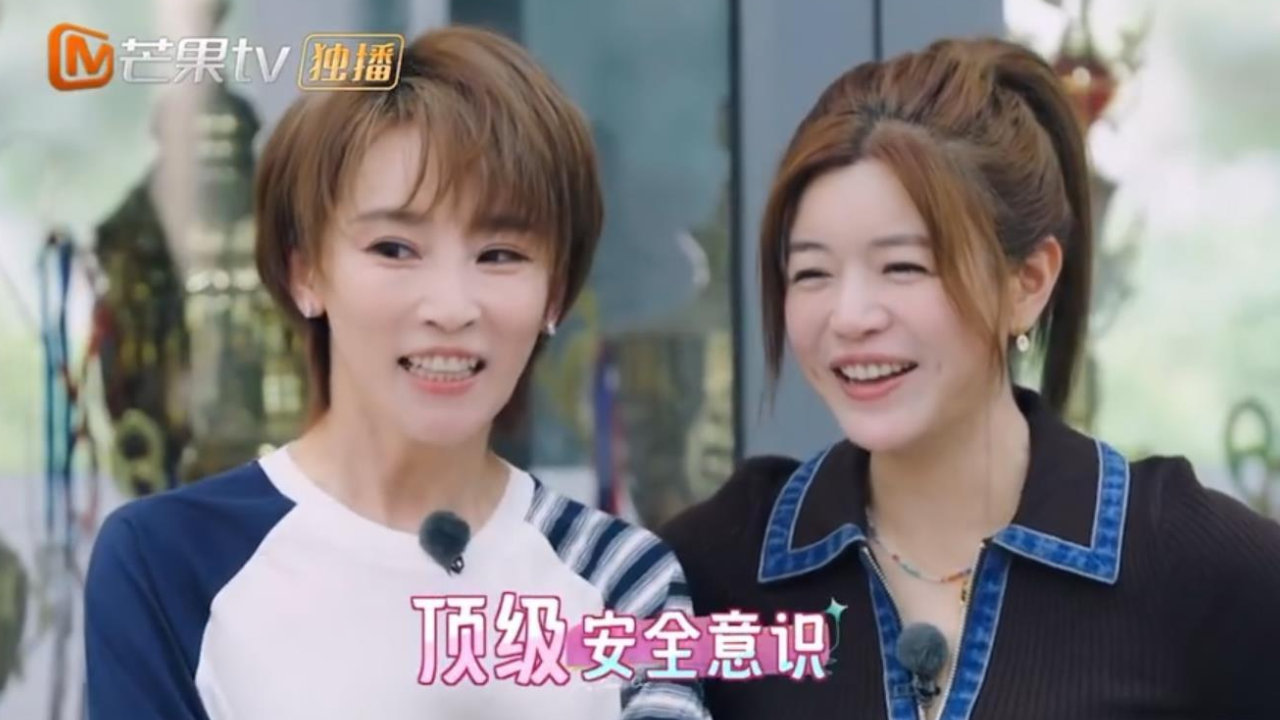 陈妍希儿子谢楠儿子一起上武术课,见面就抱在一起,接着就开打 陈妍希儿子谢楠儿子一起上武术课,见面就抱在一起,接着就开打