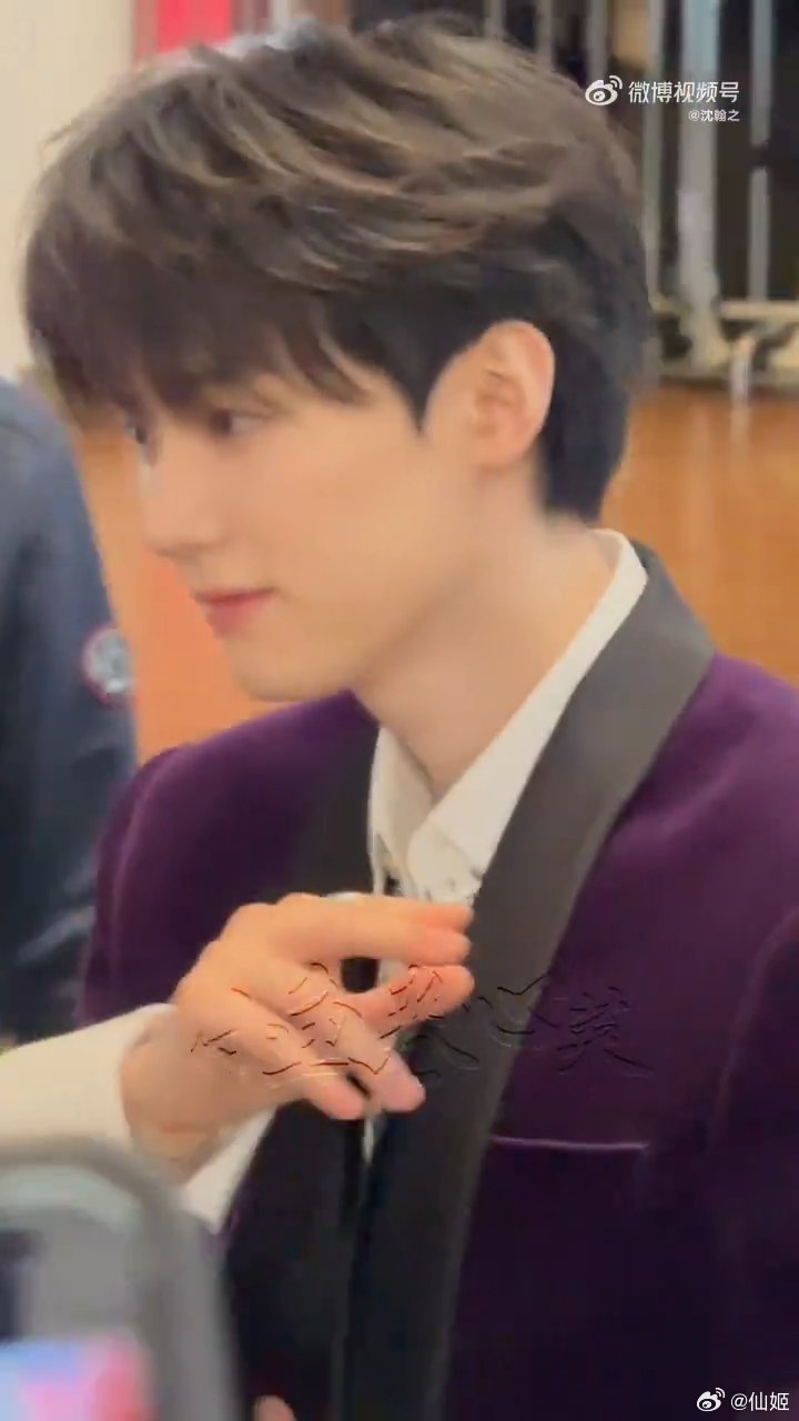 周翊然今日杭州营业，紫色丝绒西装封神造型，认真沟通+暖心飞吻印象分拉满