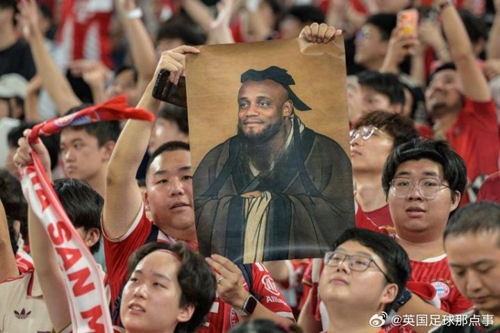 中国球迷在拜仁香港行中对孔帕尼的创意应援横幅火到外网了 这下真成孔圣了