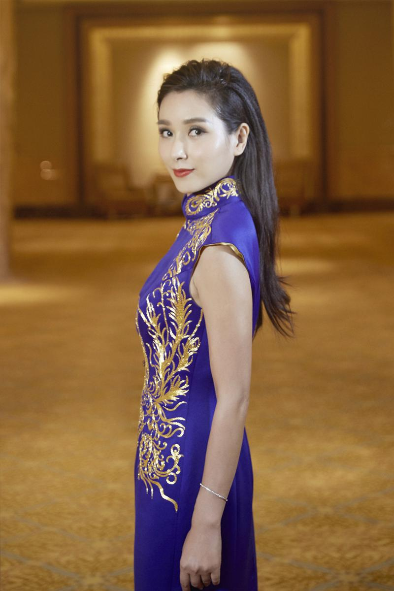 杨恭如真是“阿姨圈顶流”，穿红色薄纱连衣裙浪漫优雅，高贵精致