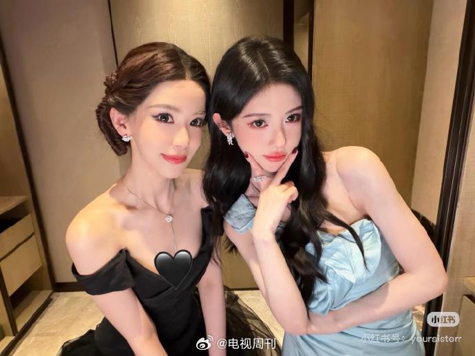 鞠婧祎和迅猛龙同框合照，两个美女的颜值太能打了，太养眼了！