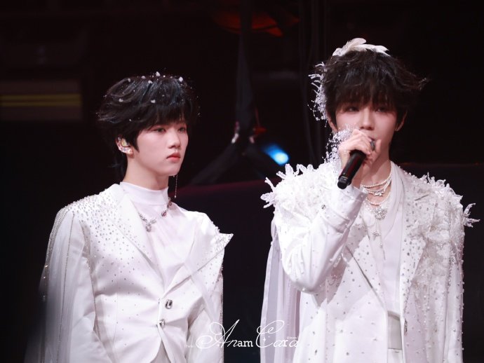 张函瑞王橹杰黑衣王冠造型亮相，钢琴小提琴合奏