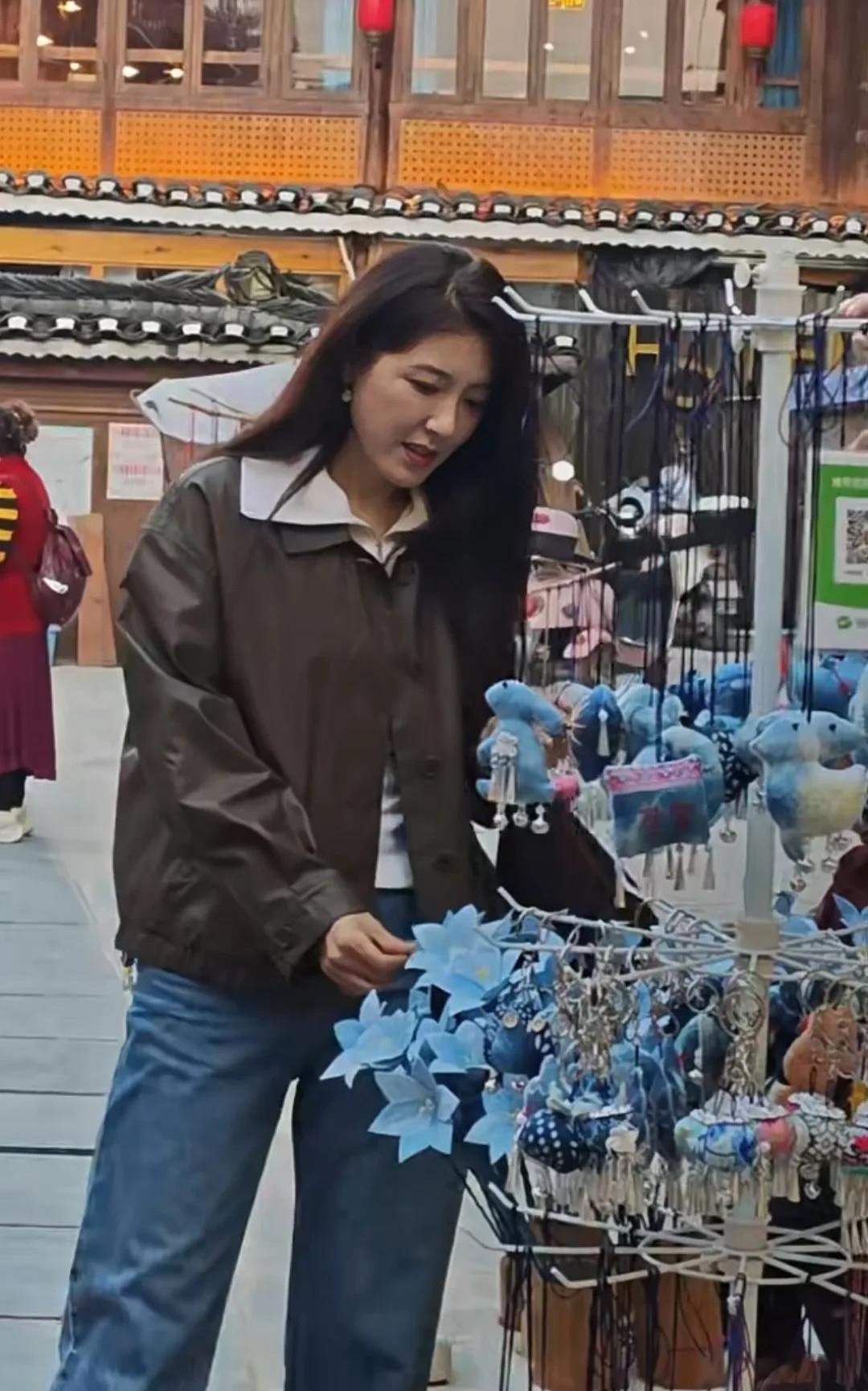 说实话，曾黎不愧为中戏公认的美人，路人镜头下的她确实美得出色