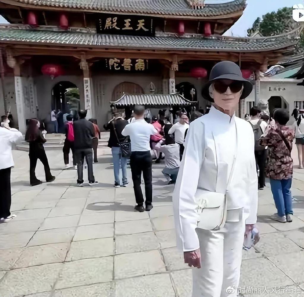 世界首富马斯克妈妈在中国惊艳了！穿一身国货秀东方美，好年轻啊
