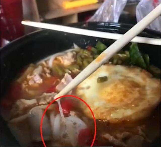 安徽一外卖员疑似朝麻辣烫内小便,小区物业发现告知业主前外卖已被吃掉,警方:以寻衅滋事对其行拘14天休闲区蓝鸢梦想 - Www.slyday.coM 安徽一外卖员疑似朝麻辣烫内小便,小区物业发现告知业主前外卖已被吃掉,警方:以寻衅滋事对其行拘14天休闲区蓝鸢梦想 - Www.slyday.coM