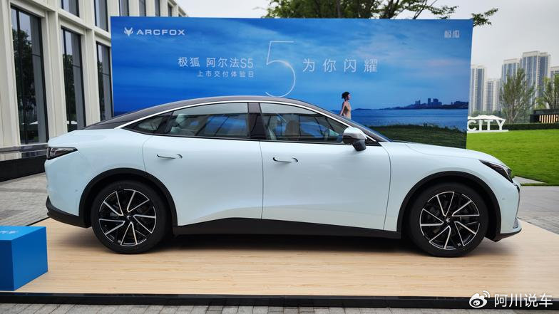 极狐阿尔法S5成都交付,车主称性价比高,对比小米SU7后做的选择