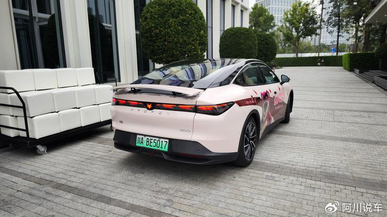 极狐阿尔法S5成都交付,车主称性价比高,对比小米SU7后做的选择