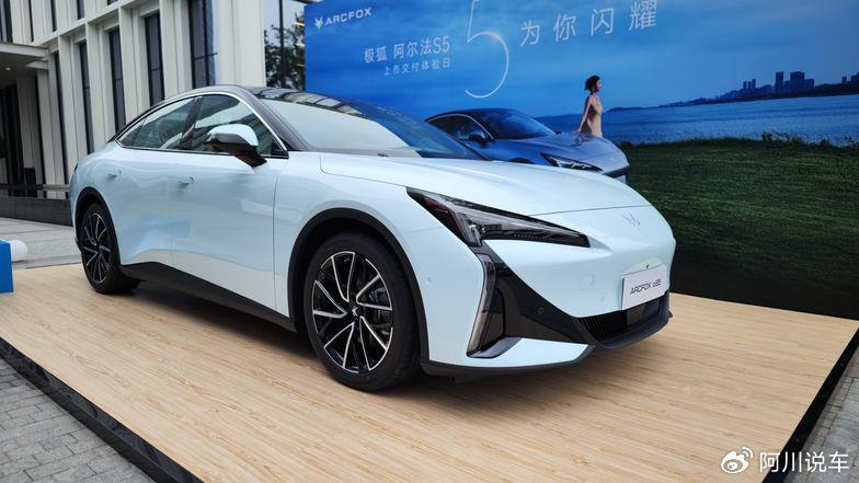 极狐阿尔法S5成都交付,车主称性价比高,对比小米SU7后做的选择