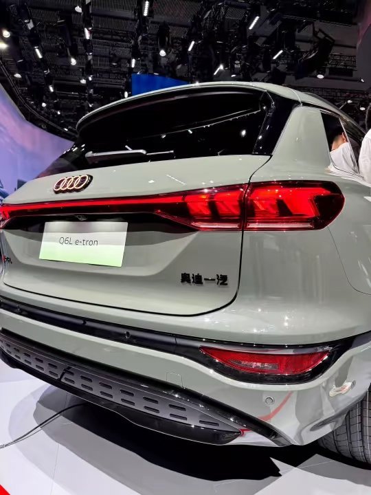 有粉丝问：为什么Q6尾标写着“奥迪一汽”但Q5尾标写的“一汽奥迪”？