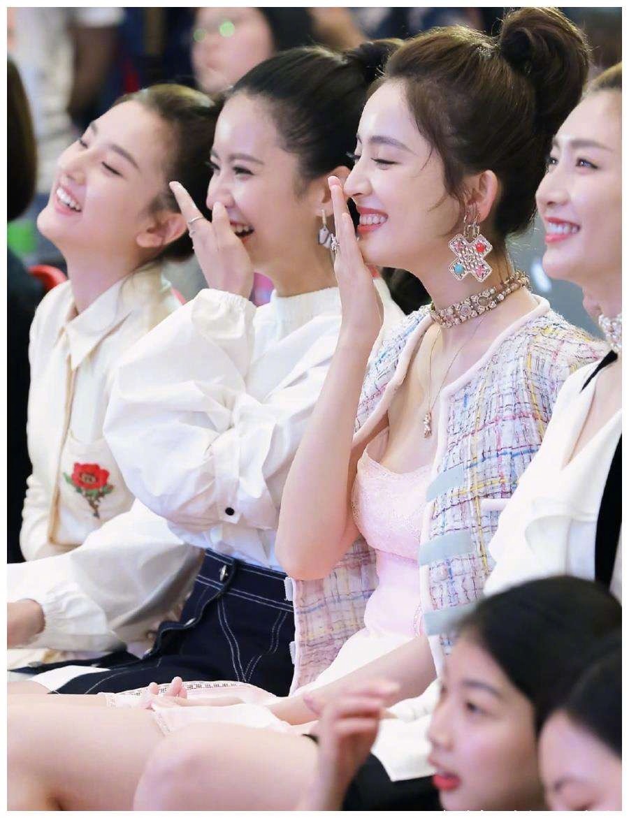 无论古力娜扎刘诗诗还是宋祖儿都特别流行梳丸子头