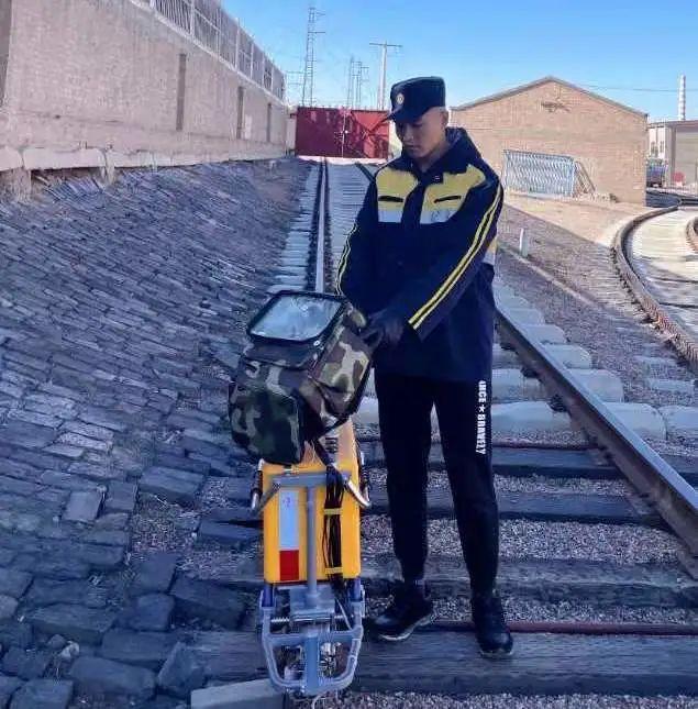 这些踏实勤奋又帅气的铁路小哥千万别错过!休闲区蓝鸢梦想 - Www.slyday.coM 这些踏实勤奋又帅气的铁路小哥千万别错过!休闲区蓝鸢梦想 - Www.slyday.coM