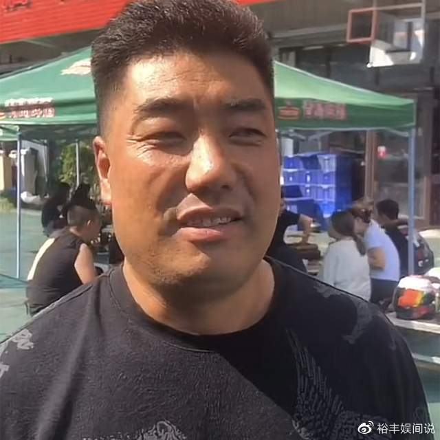 淄博牧羊村老板当众下跪！网曝遭顾客往头上浇凉水，无奈求原谅