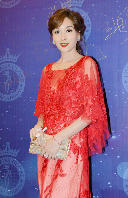 杨恭如真是“阿姨圈顶流”，穿红色薄纱连衣裙浪漫优雅，高贵精致