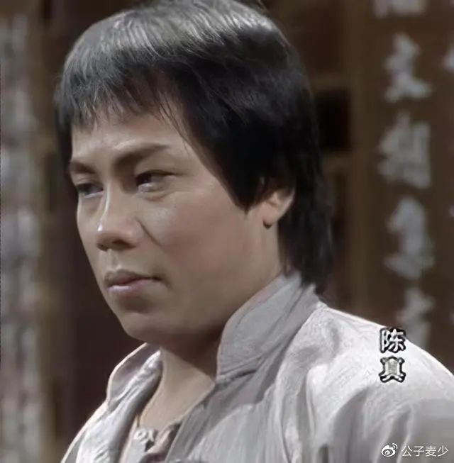 74岁梁小龙在公园练武出意外,头着地摔成重伤,凭借“陈真”走红