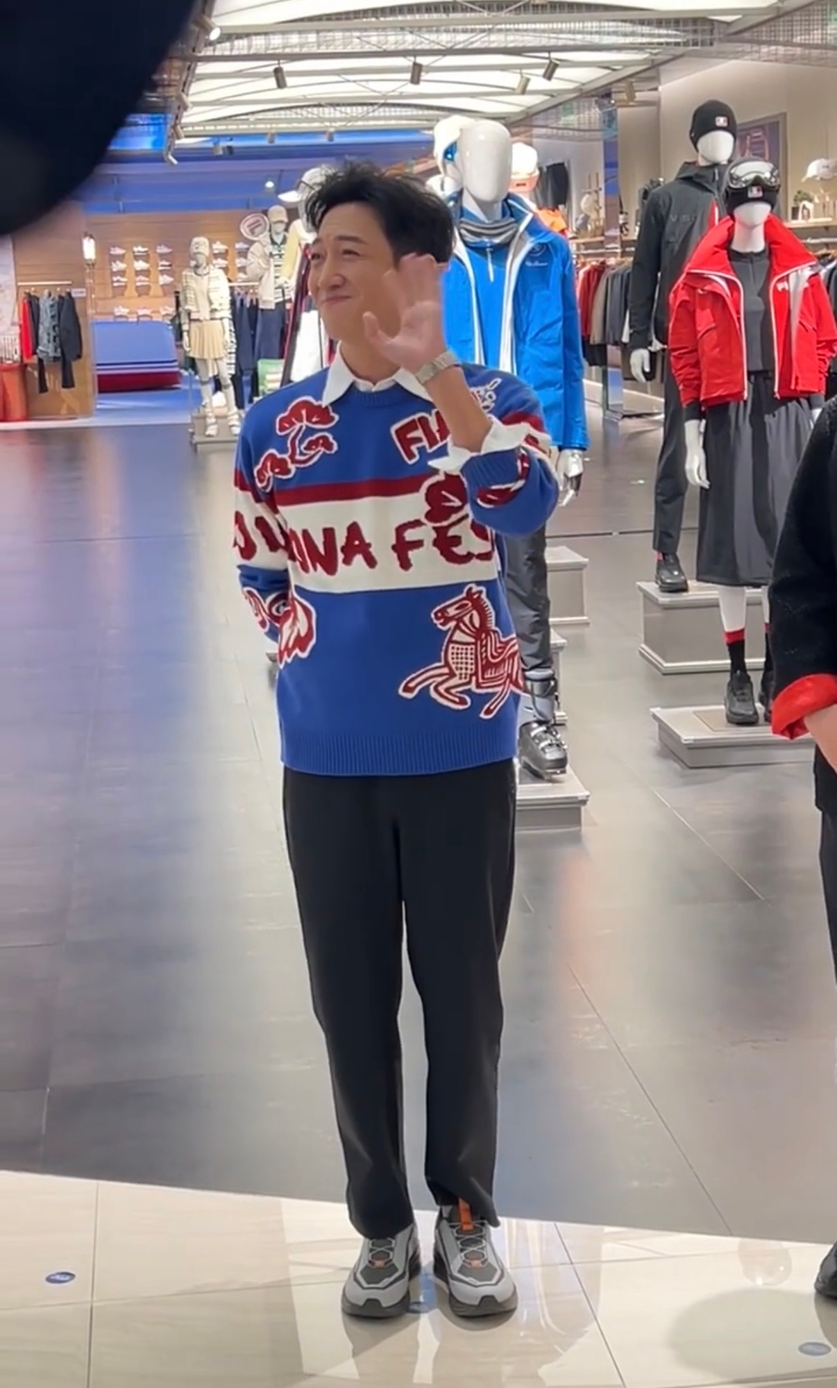 王阳路透生图引热议，粉丝赞其清新成熟魅力